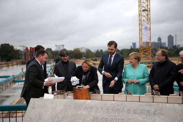 Grundsteinlegung für die Akademie des Deutschen Fußball-Bundes 26.09.2019, ehemalige Galopprennbahn, Frankfurt, Grundsteinlegung für die Akademie des Deutschen Fußball-Bundes , im Bild Grundsteinlegung für die Akademie des Deutschen Fußball-Bundes (DFB) Oliver Bierhoff, Joachiom Löw, Martina Voss-Tecklenburg, Thibaut Courtois Bundeskanzlerin Dr. Angela Merkel,Interimspräsident Rainer Koch, Interimspräsident Reinhard Rauball, Bürgermeister Peter Feldmann