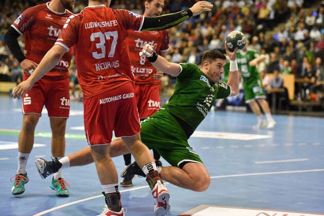 Mijajlo Marsenic (Füchse), beim Wurf, links Max Neuhaus (Eulen) Füchse Berlin - Die Eulen Ludwigshafen 1. Bundesliga, DKB-Handballbundesliga, 2019 2020 Herren, Männer, Maenner, Handball, Deutschland, Germany, Max-Schmeling-Halle Berlin, 29.9.2019