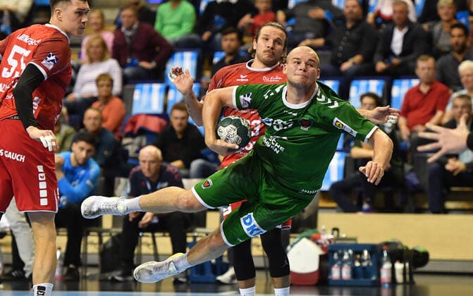 Paul Drux (Füchse) mit Ball, beim Wurf, hinten Pascal Durak (Eulen) Füchse Berlin - Die Eulen Ludwigshafen 1. Bundesliga, DKB-Handballbundesliga, 2019 2020 Herren, Männer, Maenner, Handball, Deutschland, Germany, Max-Schmeling-Halle Berlin, 29.9.2019