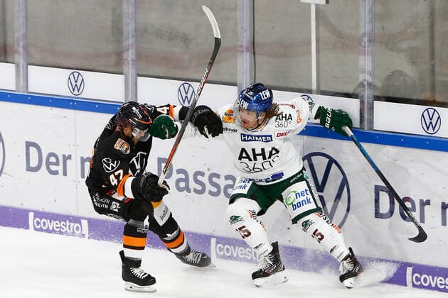 29.09.2019, xtgx, Eishockey DEL, Grizzlys Wolfsburg - Augsburger Panther emspor, v.l. Wade Bergman (Wolfsburg, 47), Mitch Callahan (Augsburg, 15) Zweikampf, Duell, Kampf, tackle Wolfsburg