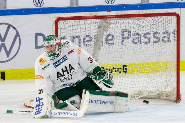 29.09.2019, xtgx, Eishockey DEL, Grizzlys Wolfsburg - Augsburger Panther emspor, v.l. Puck schlaegt hinter Olivier Roy (Augsburg, 31) ein; Sebastian Furchner (Wolfsburg, 17) schießt Tor, Torschütze, erzielt Tor, Treffer, scores the goal Wolfsburg
