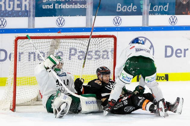 Sport Bilder des Tages 29.09.2019, xtgx, Eishockey DEL, Grizzlys Wolfsburg - Augsburger Panther emspor, v.l. Olivier Roy (Augsburg, 31), Sebastian Furchner (Wolfsburg, 17), Henry Haase (Augsburg, 4) Zweikampf, Duell, Kampf, tackle Wolfsburg