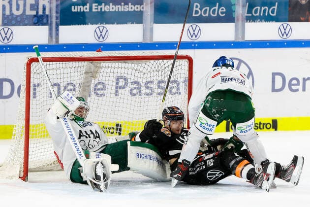 29.09.2019, xtgx, Eishockey DEL, Grizzlys Wolfsburg - Augsburger Panther emspor, v.l. Olivier Roy (Augsburg, 31), Sebastian Furchner (Wolfsburg, 17), Henry Haase (Augsburg, 4) Zweikampf, Duell, Kampf, tackle Wolfsburg