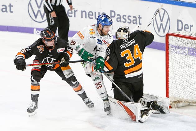 29.09.2019, xtgx, Eishockey DEL, Grizzlys Wolfsburg - Augsburger Panther emspor, v.l. Maximilian Adam (Wolfsburg, 59), Daniel Schmoelz (Augsburg, 25), Chet Pickard (Wolfsburg, 34) Zweikampf, Duell, Kampf, tackle Wolfsburg