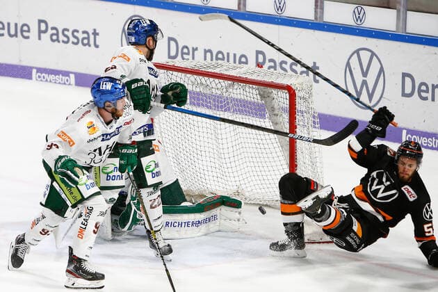29.09.2019, xtgx, Eishockey DEL, Grizzlys Wolfsburg - Augsburger Panther emspor, v.l. Ryan Button (Wolfsburg, 55) erzielt im Fallen das Tor zum 2:3, schießt Tor, Torschütze, erzielt Tor, Treffer, scores the goal Wolfsburg