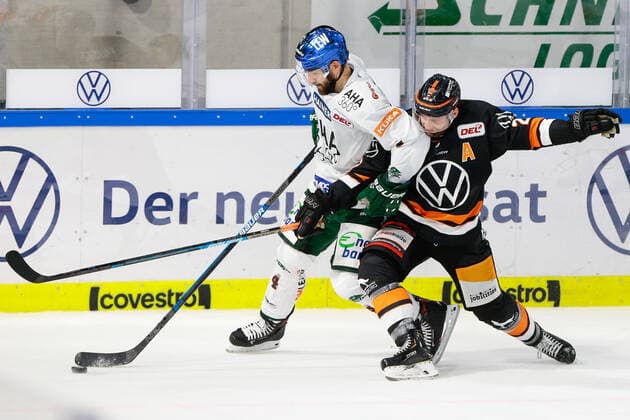 29.09.2019, xtgx, Eishockey DEL, Grizzlys Wolfsburg - Augsburger Panther emspor, v.l. Henry Haase (Augsburg, 4), Gerrit Fauser (Wolfsburg, 23) Zweikampf, Duell, Kampf, tackle Wolfsburg