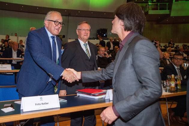 Fritz KELLER (li., Kandidat als DFB Praesident) gibt Joachim LOEW (Löw, Jogi, Trainer GER) die Hand, Handschlag, Begruessung, Begrüssung, halbe Figur, Halbfigur, Gestik, Geste, 43.Ordentlicher DFB-Bundestag am 27.09.2019 in Frankfurt Deutschland. Â