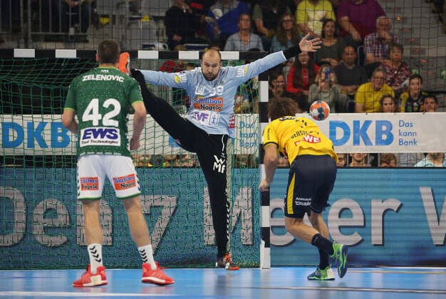 Handball, DHB-Pokal: Rhein-Neckar-Löwen - FrischAuf Göppingen, Achtelfinale am 02.10.2019, Saison 2019 20, ZmdZ, göppingen, pokal, loewen, Urh Kastelic (99, Torwart, Goeppingen) pariert einen siebenmeter gegen Uwe Gensheimer (3, Rhein Neckar Löwen), Rhein-Neckar-Löwen - FrischAuf Goeppingen