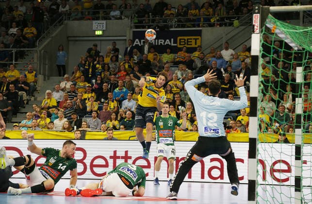 Handball, DHB-Pokal: Rhein-Neckar-Löwen - FrischAuf Göppingen, Achtelfinale am 02.10.2019, Saison 2019 20, ZmdZ, göppingen, pokal, loewen, Uwe Gensheimer (3, Rhein Neckar Löwen) gegen Daniel Rebmann (12, Torwart, Goeppingen), Rhein-Neckar-Löwen - FrischAuf Goeppingen