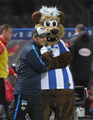 Fussball, Herren, 1. Bundesliga, Saison 2019 20, (7. Spieltag), Hertha BSC - Fortuna Düsseldorf (3:1), v. l. Trainer Ante Covic (Hertha BSC), Maskottchen Herthinho (Hertha), Jubel nach dem Abpfiff, 04.10. 2019, Copyright: xMatthiasxKochx
