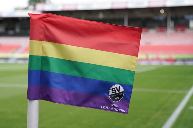 Aktionsspieltag Vielfalt im Rahmen der CSR-Initiative Hardtwald-Helden vom SV Sandhausen, Eckfahne in Regenbogenfarben, Regenbogenfahne, Regenbogen, Aktion gegen Diskriminierung, Ausgrenzung und Sexismus, Gemeinsam für Vielfalt, Respekt und Akzeptanz im Toleranz, Corporate Social Responsability, Symbolfoto, Symbolbild, Symbol, Motto des SVS: Wir! Echt anders., 05.10.2019, Sandhausen (Deutschland), Fussball, 2. Bundesliga, SV Sandhausen - FC Erzgebirge Aue, DFB DFL REGULATIONS PROHIBIT ANY USE OF PHOTOGRAPHS AS IMAGE SEQUENCES AND OR QUASI-VIDEO.