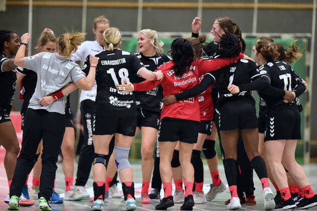 Jubel, Freude des Teams nach dem Sieg; Pia Adams (Bayer 04 Leverkusen) (M), Elaine Rode (R) ,GER, HSG Bad Wildungen Vipers - Bayer 04 Leverkusen, DHB Pokal, Handball, Frauen, 05.10.2019, GER, HSG Bad Wildungen Vipers - Bayer 04 Leverkusen, Handball, DHB Pokal Frauen, 05.10.2019 Bad Wildungen Copyright: xEIBNER RolandxSippelx EP_RSL
