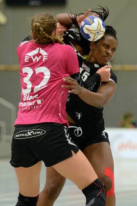 Marieke Blase (HSG Bad Wildungen Vipers) und Prudence Georgette Kinlend (Bayer 04 Leverkusen) (am Ball) ,GER, HSG Bad Wildungen Vipers - Bayer 04 Leverkusen, DHB Pokal, Handball, Frauen, 05.10.2019, GER, HSG Bad Wildungen Vipers - Bayer 04 Leverkusen, Handball, DHB Pokal Frauen, 05.10.2019 Bad Wildungen Copyright: xEIBNER RolandxSippelx EP_RSL