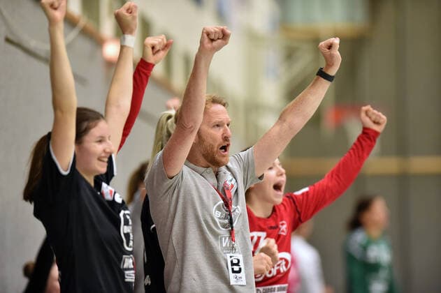 Jubel bei, Robert Nijdam (Trainer Bayer 04 Leverkusen) (M), Joanna Rode (L) und Elaine Rode (R) ,GER, HSG Bad Wildungen Vipers - Bayer 04 Leverkusen, DHB Pokal, Handball, Frauen, 05.10.2019, GER, HSG Bad Wildungen Vipers - Bayer 04 Leverkusen, Handball, DHB Pokal Frauen, 05.10.2019 Bad Wildungen Copyright: xEIBNER RolandxSippelx EP_RSL