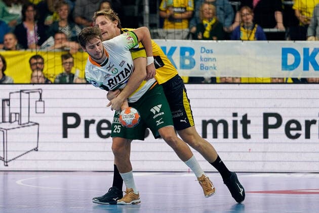 v.li.: Olle Forsell Schefvert (HSG, 25), Jesper Nielsen (RNL, 36), Zweikampf, Spielszene, Duell, duel, tackle, tackling, Dynamik, Action, Aktion, 06.10.2019, Mannheim, Handball, Bundesliga, Rhein-Neckar Löwen - HSG Wetzlar