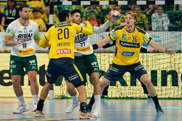 v.li.: Nils Torbrügge (HSG, 18), Ilija Abutovic (RNL, 20), Stefan Cavor (HSG, 77), Jesper Nielsen (RNL, 36), Zweikampf, Spielszene, Duell, duel, tackle, tackling, Dynamik, Action, Aktion, 06.10.2019, Mannheim, Handball, Bundesliga, Rhein-Neckar Löwen - HSG Wetzlar