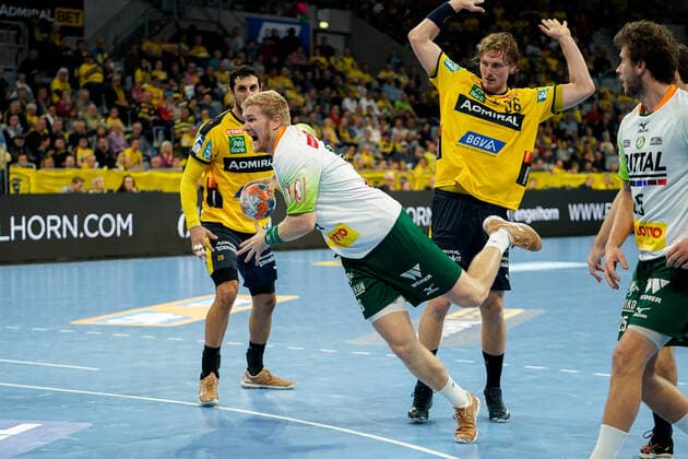 v.li.: Ilija Abutovic (RNL, 20), Anton Lindskog (HSG, 66), Jesper Nielsen (RNL, 36), beim Sprungwurf, Wurf, Torwurf, Action, Aktion, Spielszene, 06.10.2019, Mannheim, Handball, Bundesliga, Rhein-Neckar Löwen - HSG Wetzlar