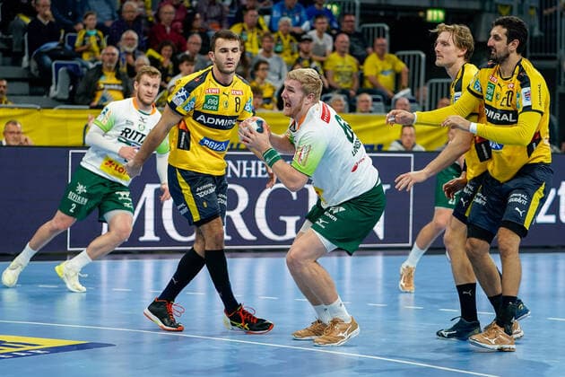 v.li.: Romain Lagarde (RNL, 8), Anton Lindskog (HSG, 66), Jesper Nielsen (RNL, 36), Ilija Abutovic (RNL, 20), Aktion, Action, Spielszene, 06.10.2019, Mannheim, Handball, Bundesliga, Rhein-Neckar Löwen - HSG Wetzlar
