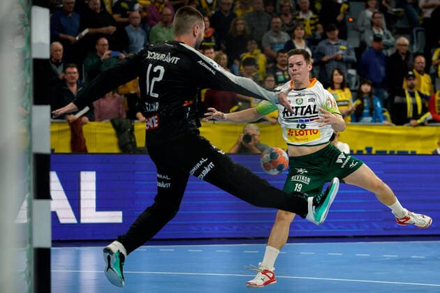 v.li.: Andreas Palicka (Torwart, RNL, 12) pariert einen Wurf von Lars Weissgerber (HSG, 19), beim Sprungwurf, Wurf, Torwurf, Action, Aktion, Spielszene, 06.10.2019, Mannheim, Handball, Bundesliga, Rhein-Neckar Löwen - HSG Wetzlar