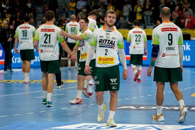 Spieler der HSG Wetzlar, vorne v.li. mit Alexander Feld (HSG, 2) und Joao Ferraz (HSG, 9), enttäuscht über die Niederlage, Enttäuschung nach dem Schlusspfiff, Highlight, Verlierer, verloren, Frustration, disappointed, pessimistisch, 06.10.2019, Mannheim, Handball, Bundesliga, Rhein-Neckar Löwen - HSG Wetzlar