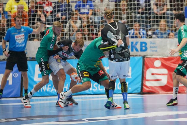 GER, 1. HBL. Herren, Bergischer HC vs. TSV GWD Minden 06.10.2019, Klingenhalle, Solingen, GER, 1. HBL. Herren, Bergischer HC vs. TSV GWD Minden, im Bild picture shows: Fabian Gutbrod (BHC 22), im Zweikampf gegen MILJAN PUSICA (Minden 20),
