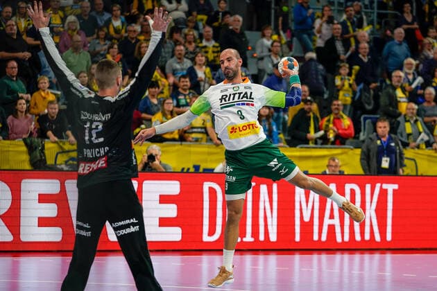 v.li.: Andreas Palicka (Torwart, RNL, 12), Joao Ferraz (HSG, 9), beim Sprungwurf, Wurf, Torwurf, Action, Aktion, Spielszene, 06.10.2019, Mannheim, Handball, Bundesliga, Rhein-Neckar Löwen - HSG Wetzlar