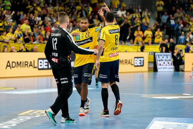 v.li.: Andreas Palicka (Torwart, RNL, 12), Mads Mensah Larsen (RNL, 22), Romain Lagarde (RNL, 8), Jubel nach dem Schlusspfiff, Sieg, Sieger, Gewinner, jubelt, jubeln, Freude, optimistisch, Highlight, Action, Aktion, Spieler der Rhein-Neckar-Löwen, 06.10.2019, Mannheim, Handball, Bundesliga, Rhein-Neckar Löwen - HSG Wetzlar