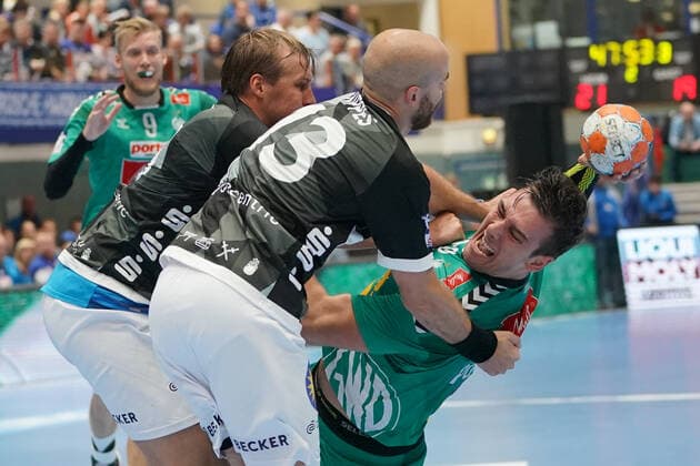 GER, 1. HBL. Herren, Bergischer HC vs. TSV GWD Minden 06.10.2019, Klingenhalle, Solingen, GER, 1. HBL. Herren, Bergischer HC vs. TSV GWD Minden, im Bild picture shows: MAGNUS GULLERUD (Minden 21), im Zweikampf gegen Kristian Nippes (BHC 13),