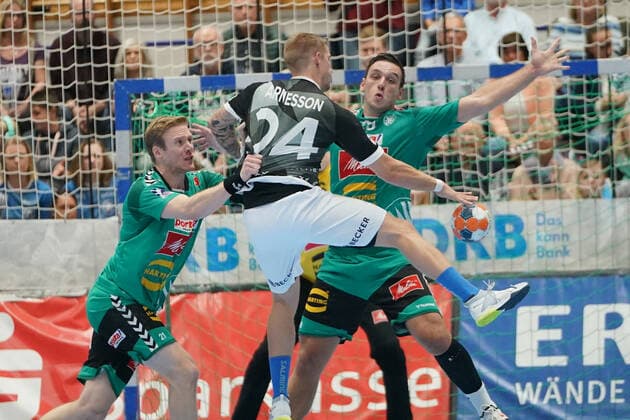 GER, 1. HBL. Herren, Bergischer HC vs. TSV GWD Minden 06.10.2019, Klingenhalle, Solingen, GER, 1. HBL. Herren, Bergischer HC vs. TSV GWD Minden, im Bild picture shows: Linus Arnesson (BHC 24), mit einem Angriff gegen MAGNUS GULLERUD (Minden 21),
