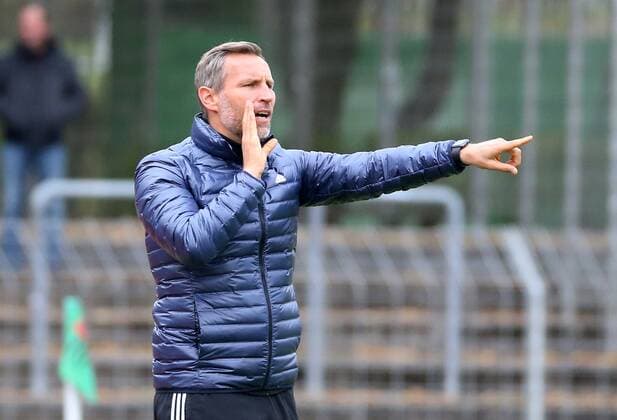 v.li.: Trainer Timo Wenzel (1. FC Schweinfurt 05) gibt Anweisungen, gestikuliert, mit den Armen gestikulieren, gives instructions, gesticulate, Einzelbild, 06.10.2019, Schweinfurt, Fussball, Regionalliga Bayern, 1. FC Schweinfurt 05 - 1. FC Nürnberg II