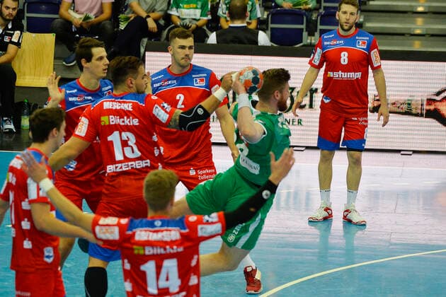 LIQUI MOLY Handball-Bundesliga 2019 2020, 9. Spieltag, SC DHfK Leipzig vs. HBW Balingen-Weilstetten (10.10.2019) Torwurf von Maciej Gebala (Kreislaeufer DHfK Leipzig, Rueckennummmer 28) gegen Benjamin Meschke (Kreislaeufer Balingen-Weilstetten, Rueckennummer 13), Oddur Gretarsson (Aussenspieler Balingen-Weilstetten, Rueckennummer 14), Rene Zobel (Rueckraumspieler Balingen-Weilstetten, Rueckennummer 2), Gregor Thomann (Aussenspieler Balingen-Weilstetten, Rueckennummer 8) (v.l.n.r.) im Handball-Bundesliga-Spiel Leipzig gegen Balingen-Weilstetten Leipzig Sachsen Deutschland Arena Leipzig