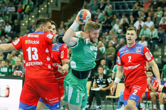 DHfK - Balingen Handball Leipzig, 10.10.2019, Arena Leipzig, Handball, 1. Bundesliga, 9. Spieltag , SC DHfK - HBW Balingen-Weilstetten , Im Bild v.l.: Benjamin Meschke (13, Balingen), Maciej Gebala (28, Leipzig) und Rene Zobel (2, Balingen) ,