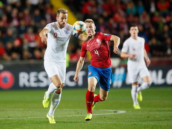 Fußball, EM Quali, Tschechien - England Harry Kane of England tussles with Jakub Brabec of Czech Republic during the UEFA EURO, EM, Europameisterschaft,Fussball 2020 Qualifying match at the Sinobo Stadium, Prague. Picture date: 11th October 2019. Picture credit should read: David Klein Sportimage EDITORIAL USE ONLY. No use with unauthorised audio, video, data, fixture lists, club league logos or live services. Online in-match use limited to 120 images, no video emulation. No use in betting, games or single club league player publications. SPI-0252-0052