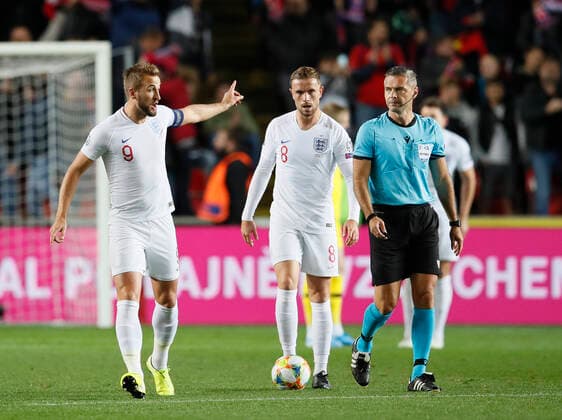 Fußball, EM Quali, Tschechien - England Harry Kane of England complains following the Czech equaliser during the UEFA EURO, EM, Europameisterschaft,Fussball 2020 Qualifying match at the Sinobo Stadium, Prague. Picture date: 11th October 2019. Picture credit should read: David Klein Sportimage EDITORIAL USE ONLY. No use with unauthorised audio, video, data, fixture lists, club league logos or live services. Online in-match use limited to 120 images, no video emulation. No use in betting, games or single club league player publications. SPI-0252-0055