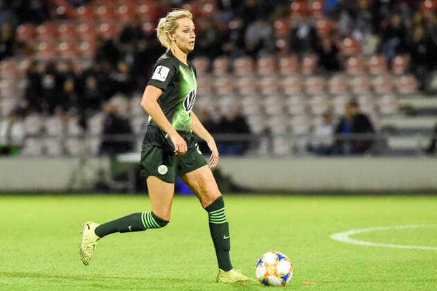 Lena Goeßling (Wolfsburg, 28) am Ball, Spielszene, Freisteller, Ganzkörper, Einzelbild, Aktion, Action, 11.10.2019, Köln (Deutschland), Fussball, Flyeralarm Frauen-Bundesliga, 1. FC Köln - VfL Wolfsburg, DFB DFL REGULATIONS PROHIBIT ANY USE OF PHOTOGRAPHS AS IMAGE SEQUENCES AND OR QUASI-VIDEO.