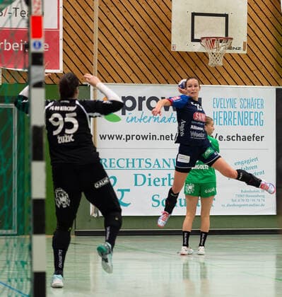 Nela Zuzic (SG 09 Kirchhof 95), Szimonetta Toepelet-Gera (SG H2Ku Herrenberg Kuties 15), SG H2Ku Herrenberg vs. SG 09 Kirchhof, Handball, 2.Bundesliga, Frauen, HBF, Saison 19 20, GER, 12.10.2019, SG H2Ku Herrenberg vs. SG 09 Kirchhof, Handball, 2.Bundesliga, Frauen, HBF, Saison 19 20, GER, 12.10.2019 Herrenberg Copyright: xEIBNER WolfgangxFrankx EP_WFK