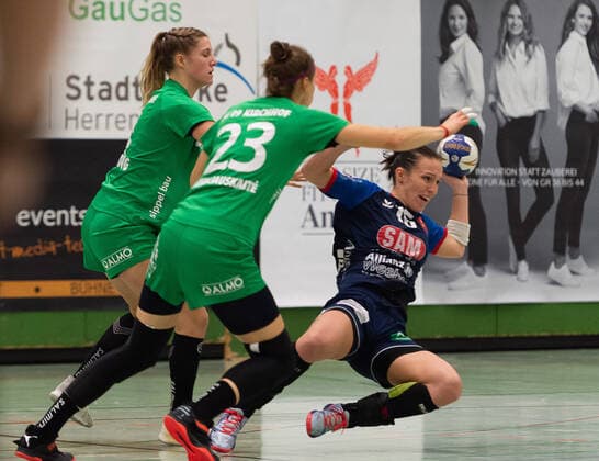 Greta Kavaliauskaite (SG 09 Kirchhof 23), Szimonetta Toepelet-Gera (SG H2Ku Herrenberg Kuties 15), SG H2Ku Herrenberg vs. SG 09 Kirchhof, Handball, 2.Bundesliga, Frauen, HBF, Saison 19 20, GER, 12.10.2019, SG H2Ku Herrenberg vs. SG 09 Kirchhof, Handball, 2.Bundesliga, Frauen, HBF, Saison 19 20, GER, 12.10.2019 Herrenberg Copyright: xEIBNER WolfgangxFrankx EP_WFK
