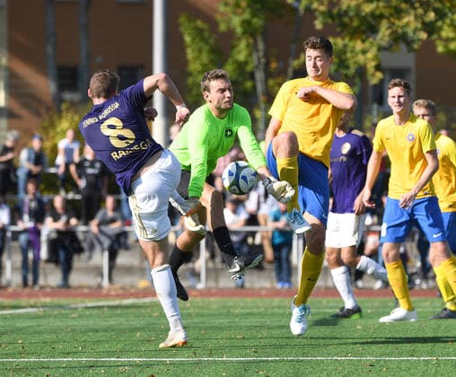 Fussball, Herren, Saison 2019 2020, Berliner AOK-Landespokal (3. Runde), SFC Stern 1900 - Tennis Borussia, v. l. Vincent Rabiega (TeBe, Tennis Borussia), Torwart Clemens Burkhardt, Luis Driemel (beide Stern), 13.10. 2019, Copyright: xMatthiasxKochx