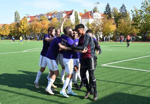 Fussball, Herren, Saison 2019 2020, Berliner AOK-Landespokal (3. Runde), SFC Stern 1900 - Tennis Borussia (2:2 n. V, 6:7 n. E.), TeBe bejubelt den Sieg im Elfmeterschießen, v. l. Vincent Rabiega (TeBe, Tennis Borussia), Marko Perkovic (TeBe, Tennis Borussia), Nico Matt (TeBe, Tennis Borussia), Torwart Ertugrul Aktas (TeBe, Tennis Borussia), 13.10. 2019, Copyright: xMatthiasxKochx