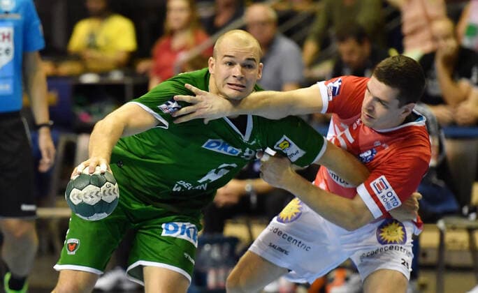 Paul Drux (Füchse) mit Ball, rechts Max Darj (Bergischer HC), Füchse Berlin - Bergischer HC 1. Bundesliga, DKB-Handballbundesliga, 2019 2020 Herren, Männer, Maenner, Handball, Deutschland, Germany, Max-Schmeling-Halle Berlin, 13.10.2019