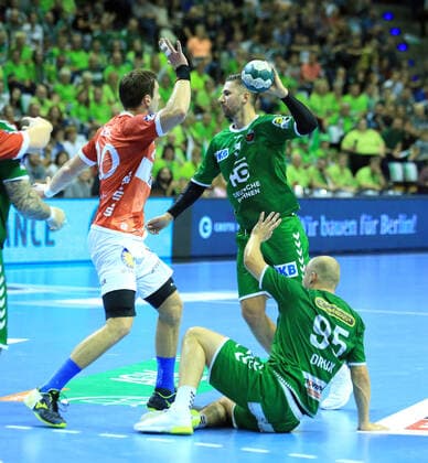 GER, DHB, 1.HBL, FUECHSE BERLIN VS. Bergischer HC 13.10.2019, Max Schmeling Halle, Berlin, GER, DHB, 1.HBL, FUECHSE BERLIN VS. Bergischer HC, DHB regulations prohibit any use of photographs as image sequences and or quasi-video im Bild Fabian Wiede (Fuechse Berlin 3), Paul Drux (Fuechse Berlin 95), Csaba Szuecs (Bergischer HC 20)
