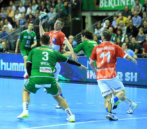 GER, DHB, 1.HBL, FUECHSE BERLIN VS. Bergischer HC 13.10.2019, Max Schmeling Halle, Berlin, GER, DHB, 1.HBL, FUECHSE BERLIN VS. Bergischer HC, DHB regulations prohibit any use of photographs as image sequences and or quasi-video im Bild Jacob Tandrup Holm (Fuechse Berlin 6), Fabian Wiede (Fuechse Berlin 3), Jeffrey Boomhouwer (Bergischer HC 32), Arnor Thor Gunnarsson (Bergischer HC 11)