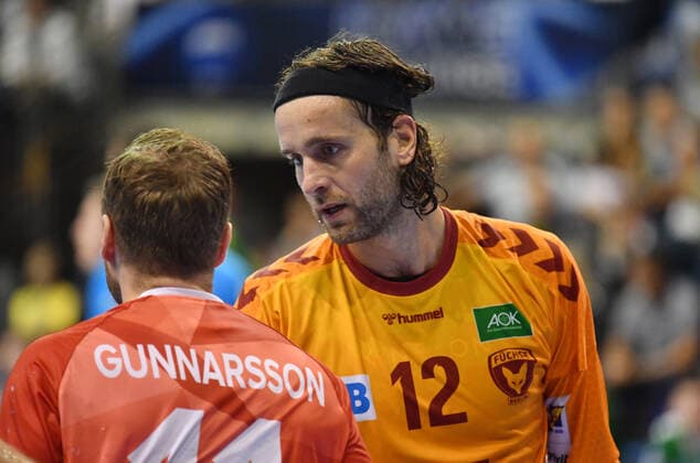 Silvio Heinevetter (Torwart Füchse), hinten, vorne Arnor Thor Gunnarsson (Bergischer HC) Füchse Berlin - Bergischer HC 1. Bundesliga, DKB-Handballbundesliga, 2019 2020 Herren, Männer, Maenner, Handball, Deutschland, Germany, Max-Schmeling-Halle Berlin, 13.10.2019