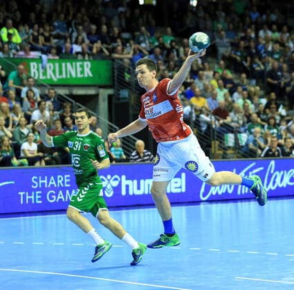 GER, DHB, 1.HBL, FUECHSE BERLIN VS. Bergischer HC 13.10.2019, Max Schmeling Halle, Berlin, GER, DHB, 1.HBL, FUECHSE BERLIN VS. Bergischer HC, DHB regulations prohibit any use of photographs as image sequences and or quasi-video im Bild Tim Matthes (Fuechse Berlin 31), Ragnar Johannsson (Bergischer HC 25)