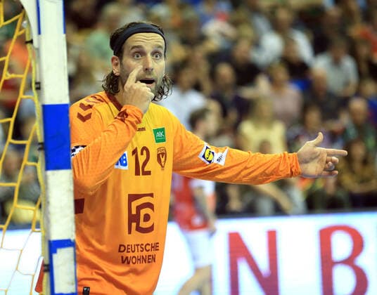 GER, DHB, 1.HBL, FUECHSE BERLIN VS. Bergischer HC 13.10.2019, Max Schmeling Halle, Berlin, GER, DHB, 1.HBL, FUECHSE BERLIN VS. Bergischer HC, DHB regulations prohibit any use of photographs as image sequences and or quasi-video im Bild Silvio Heinevetter (Fuechse Berlin 12)