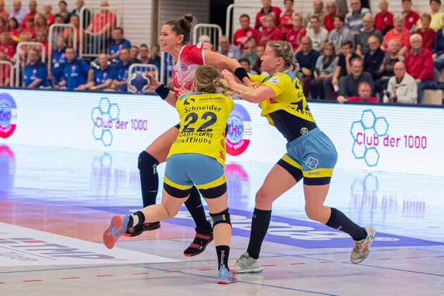 v.li.: Emily Bölk (Thüringer HC, 20), Lynn Schneider (Buxtehude, 22), Friederike Gubernatis (Buxtehude, 14); Aktion, action, 16.10.2019, Erfurt (Deutschland), Handball, 1. Bundesliga Frauen, Thüringer HC - Buxtehuder SV