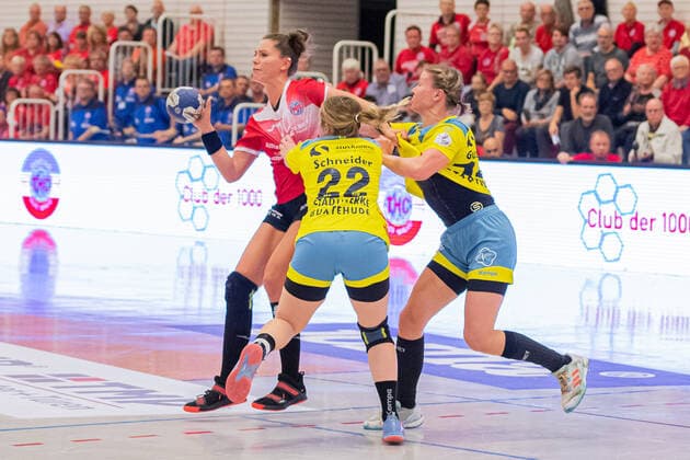 v.li.: Emily Bölk (Thüringer HC, 20), Lynn Schneider (Buxtehude, 22), Friederike Gubernatis (Buxtehude, 14); Aktion, action, 16.10.2019, Erfurt (Deutschland), Handball, 1. Bundesliga Frauen, Thüringer HC - Buxtehuder SV