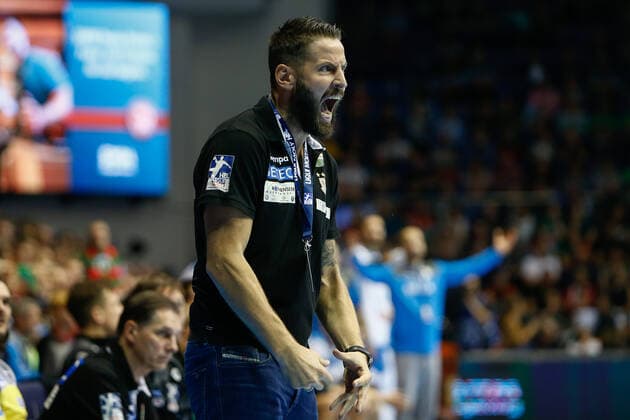17.10.2019, xtgx, Handball Liqui Moly HBL, SC Magdeburg - TVB Stuttgart emspor, v.l. Bennet Wiegert (Magdeburg, Trainer) bruellt, schreit, ballt die Faust, wuetend, gibt Anweisungen, gestikuliert mit den Armen, gesticulate, gives instructions GETEC Arena