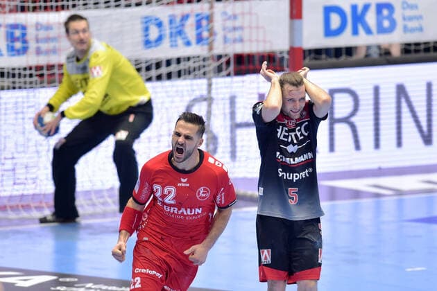 Jubel bei Michael Allendorf (MT Melsungen) (vorne), Carsten Lichtlein (Torwart HC Erlangen) (hinten), Johannes Sellin (HC Erlangen) (R) enttaeuscht, frustriert, Emotion , GER, MT Melsungen - HC Erlangen, Handball, 1. Bundesliga Maenner, 17.10.2019, GER, MT Melsungen - HC Erlangen, Handball, 1. Liga Maenner, 17.10.2019 Kassel Copyright: xEIBNER RolandxSippelx EP_RSL