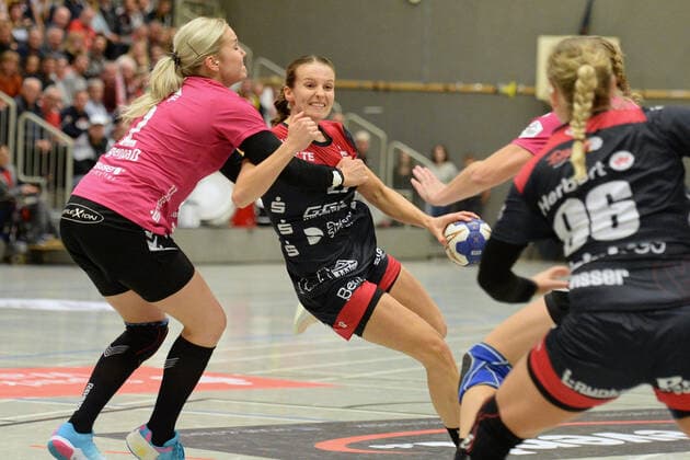 Julia Maidhof (HSG Bensheim Auerbach) (am Ball), Annika Ingenpass (HSG Bad Wildungen Vipers) (L) ,GER, HSG Bad Wildungen Vipers - HSG Bensheim Auerbach, Handball, 1. Bundesliga Frauen, 19.10.2019, GER, HSG Bad Wildungen Vipers - HSG Bensheim Auerbach, Handball, 1. Liga Frauen, 19.10.2019 Bad Wildungen Copyright: xEIBNER RolandxSippelx EP_RSL